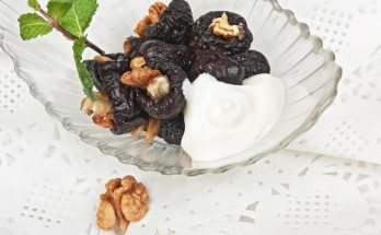 Cviklový šalát so sušenými slivkami a orechmi