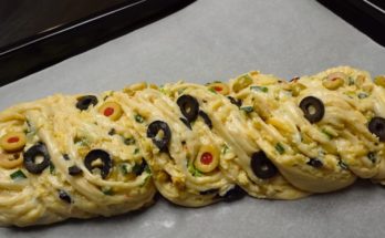 Slaný kysnutý koláč s olivami a syrom