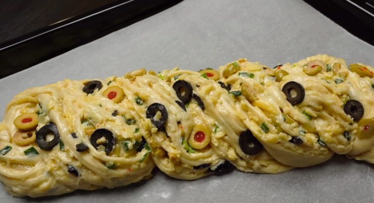 Slaný kysnutý koláč s olivami a syrom