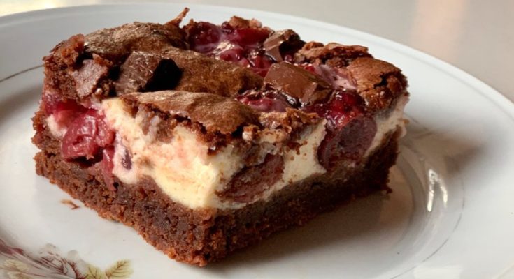 Brownies s mascarpone plnkou a višňami